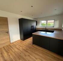 Neubau, helle 3,5-Zi.-EG-Whg. + Terrasse, Garten, Carport - Ellwangen (Jagst)