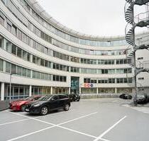 moderne, lichtdurchflutetes Büro direkt an der Rennbahn. - Neuss