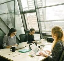 Flexibler Schreibtischplatz mit Blick auf den Fernsehturm am Hackeschen Markt - Berlin
