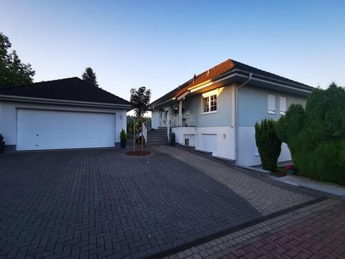 Foto - Gepflegtes Zweifamilienhaus mit schönem Garten & Ausbaupotential