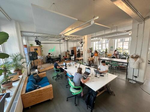 Foto - Fix Desk Resident-ish: Helle 5-Büroflächen im Coworking mit Garten & 247 Zugang