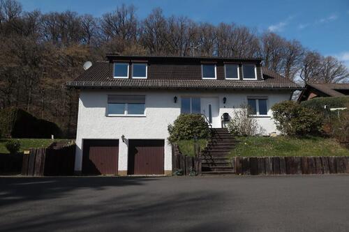 Foto - Daun, natuhnah gelegenes, Zweifamilienhaus mit Doppelgarage