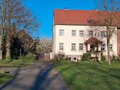 Foto - Idyllischer Vierseitenhof mit Gartenland und Wiese