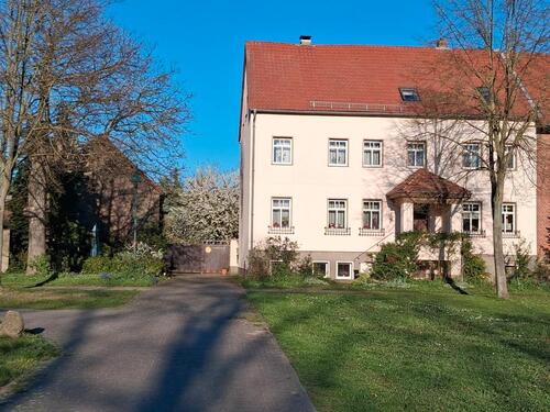 Foto - Vierseitenhof mit Gartenland und Wiese