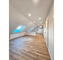 3 Zimmer Dachgeschoss Wohnung Klimatisiert plus Solaranlage - Duisburg Rheinhausen