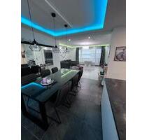 * Großzügige 5 Zimmerwohnung + Stellplatz und EBK zu vermieten* - Kitzingen