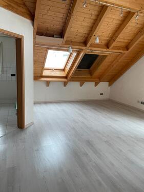 Foto - Schöne DG Galeriewohnung in Heinsheim, neue EBK, neue Böden, etc.