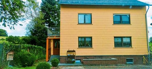 Foto - Freistehendes Einfamilienhaus mit großem Nebengebäude