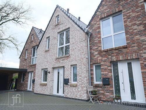 Foto - Mit Wärmepumpe und PV-Anlage: Energieeffizientes Reihenmittelhaus in ruhiger Lage