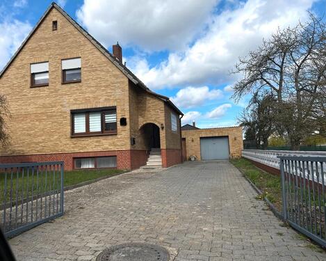 Foto - Freistehendes Einfamilienhaus mit Garten, Pool und Garage