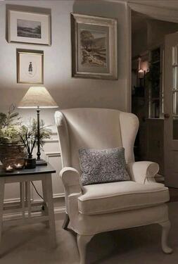 Foto - Es wird ein möbliertes Zimmer im Erdgeschoss eines großen Hauses