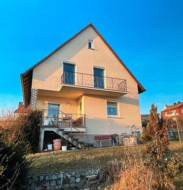 Foto - Einfamilienhaus mit Garage und Garten