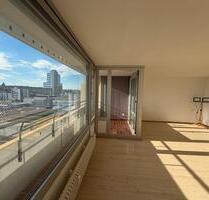 Gepflegte 1,5-Zimmer-Wohnung mit Balkon, Aufzug u. eigener Garage - Leonberg