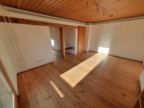 Foto - Helle 2 Zi-Wohnung mit Küche, 65m², Stellplatz, renoviert