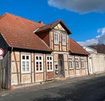 Große Halle mit Fachwerkhaus (5WE) in Neuenhäusen - Celle