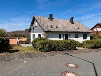 Foto - Einfamilienhaus mit Einliegerwohnung & 2 Garagen
