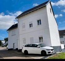 Ein Einfamilienhaus - 1.090,00&nbsp;EUR Kaltmiete, ca.&nbsp; 130,00&nbsp;m&sup2; in Neuwied (PLZ: 56566) Block