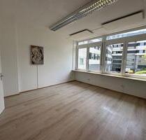 gepflegte Bürofläche von ca. 89 m² in HofSaale - 1. OG - Aufzug vorhanden - 3 Büroräume, 1 Archivraum, Teeküche - ab 01.04.2025 verfügbar