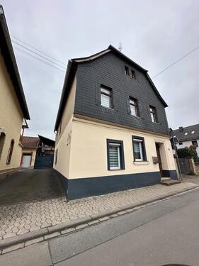 Foto - Alter Winzer Hof mit diversen Lagerhallen und Weinkeller