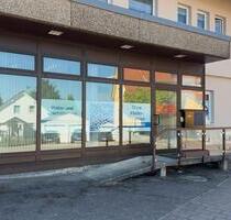 Ladenfläche mit Schaufensterfront- Renoviert, Stellplätze, Hell - Engelsbrand