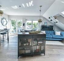 Lichtdurchflutete 2,5-Zimmer-DG-Wohnung mit Balkon & Stellplatz, FBH - Forstinning