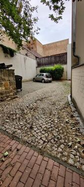 Foto - Kfz- Abstellplatz für Kleinwagen in der Erfurter Innenstadt