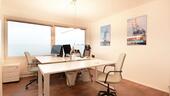 Foto - Schreibtischplätze in hellem Büro mit Blick über Hamburg - All-in-Miete