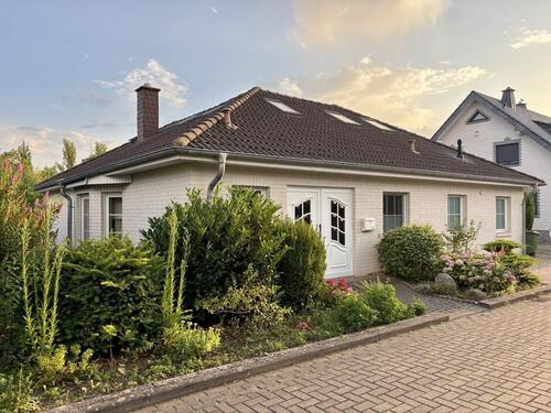 Foto - Großzügiger Bungalow mit Südgarten, Garage & ausgebautem DG