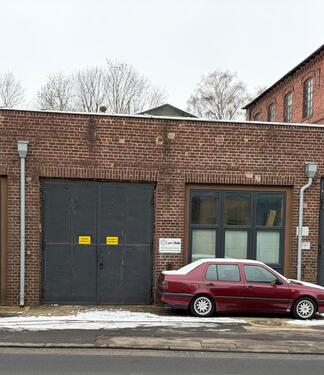 Foto - Aussergewöhnliche Halle, alte Fabrikanlage, Oldtimerwerkstatt