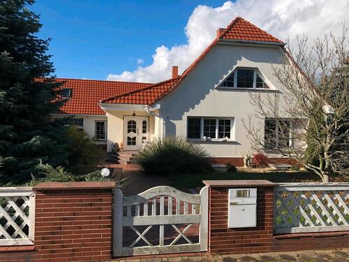 Foto - Einfamilienhaus mit Einliegerwohnung, Pool und riesen Wohnzimmer