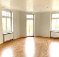 Kleines Nest: Mit frisch saniertem Badezimmer, kleinem Balkon und EBK - Gera