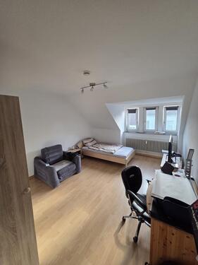 Foto - Helle 4-Zimmer-Dachgeschosswohnung – ideal für 3er Studenten-WG