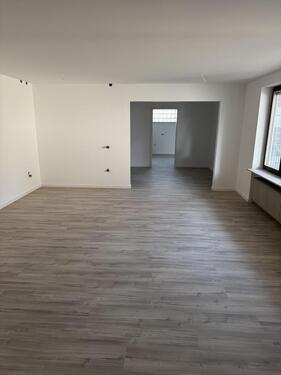 Foto - Helle 2-Zimmer-Wohnung, 75 m², kernsaniert, mit Terrasse und Garage