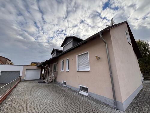 Foto - Gepflegtes Zweifamilienhaus mit Garage und Überdachtem Freisitz