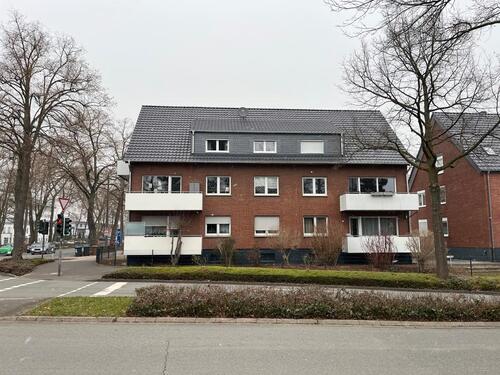 Foto - 3-Zi.-DG-Whg., Nähe Ev. Krkh., kernsaniert, EBK inkl., 2 Stellpl.