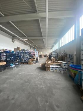 Foto - Lagerhalle zu vermieten 450 m 2 mit Büro und Parkplätze