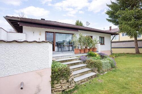 Foto - Gepflegter Bungalow mit Terrasse, Garten und zwei Stellplätzen!