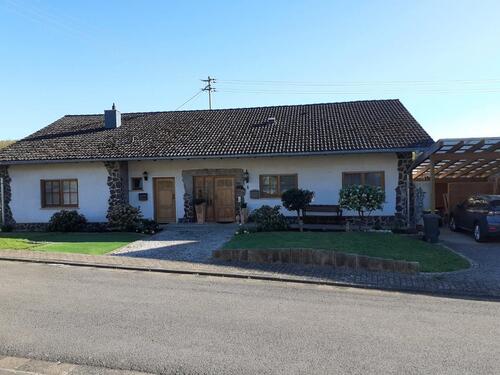 Foto - EinMehrfamilienhaus mit Carport und Stellplätzen