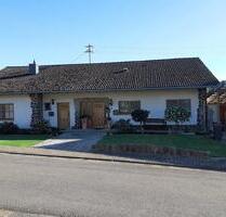 EinMehrfamilienhaus mit Carport und Stellplätzen - Beckingen