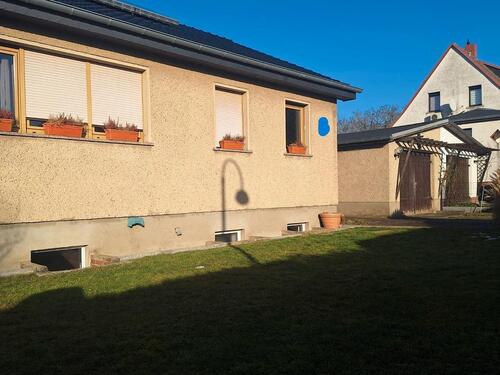 Foto - Einfamilienhaus mit Grundstück Garage und Pool