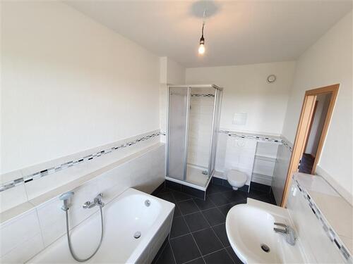 Foto - *Ab sofort* „3 Zimmer, Balkon, Bad deluxe – und die offene Küche für den Show-Chef in dir“