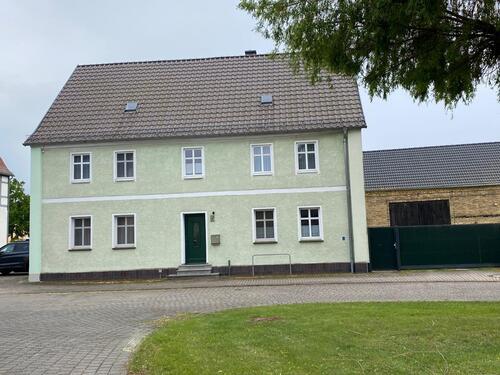 Foto - Zweigenerationenhaus mit Nebengebäuden und großem Garten