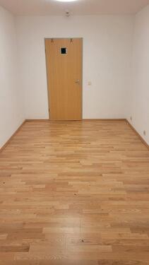 Foto - Gewerbehalle mit Büro und Parkplätzen im Gewerbepark