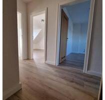 Frisch renovierte 2-Zimmer-Dachgeschosswohnung in DU-Fahrn - Duisburg Hamborn