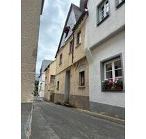 Ehemaliges Winzerhaus mit vermieteten Nebengebäude - Bruttig-Fankel