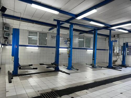 Foto - Moderne Werkstattfläche mit Hebebühnen und Rolltor in zentraler Lage von Engelskirchen-Wiehlmünden