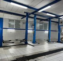 Moderne Werkstattfläche mit Hebebühnen und Rolltor in zentraler Lage von Engelskirchen-Wiehlmünden