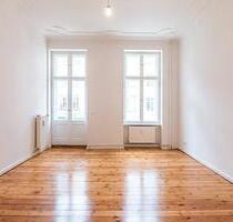 Altbauwohnung mit Balkon in ruhiger Lage – Bezugsfrei und provisi - Berlin Mitte