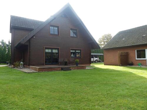 Foto - Zwei Häuser auf einem großen Grundstück