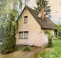 Ein-Zweifamilienhaus mit Garage und Baulandreserve - Neustetten